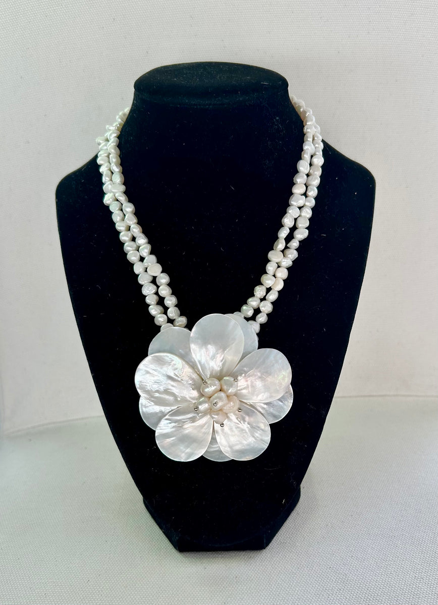 BTS着用【MAMA CASAR】★LIKE A FLOWER CLASSIC PEARL NECKLAC.E Mother of Pearl Flower Pendant Necklace, White Blossom Charm