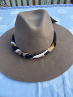 Load image into Gallery viewer, Brown Felt Hat - scarf
